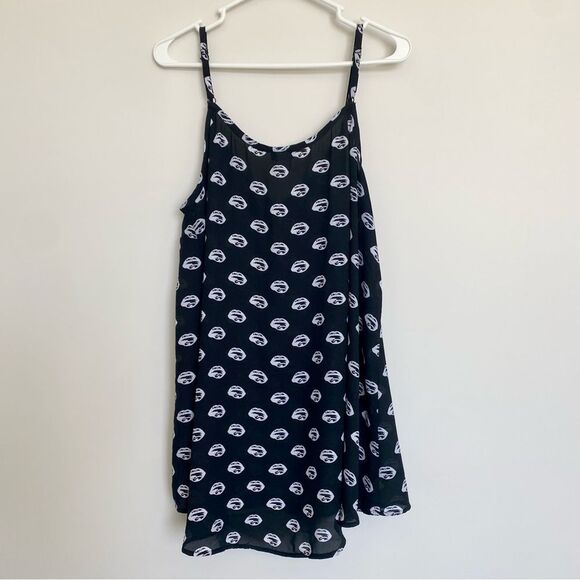 Torrid Lips Print Georgette Hi-Lo Tank Top Black White Size 2 (2X) - Picture 4 of 9